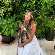 Ragazza al secondo anno di medicina offre lezioni di chimica e biologia